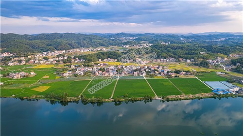 赧水河畔的村庄