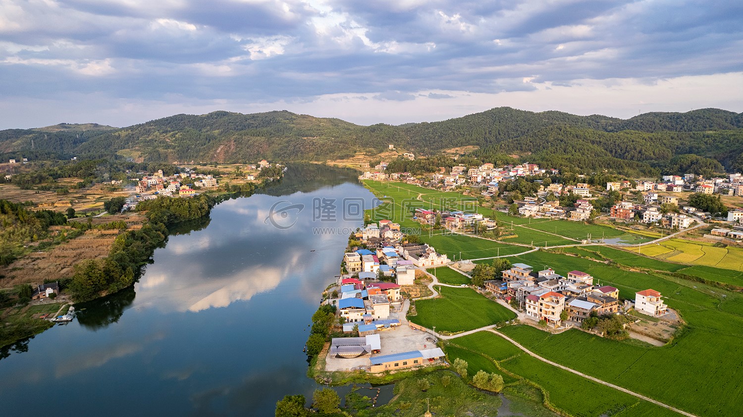 赧水河畔的村庄