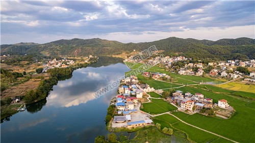 赧水河畔的村庄