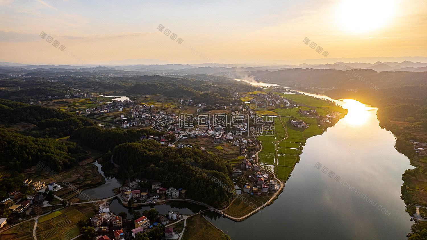 夕阳下的龙洲村