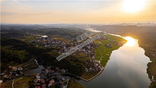 夕阳下的龙洲村