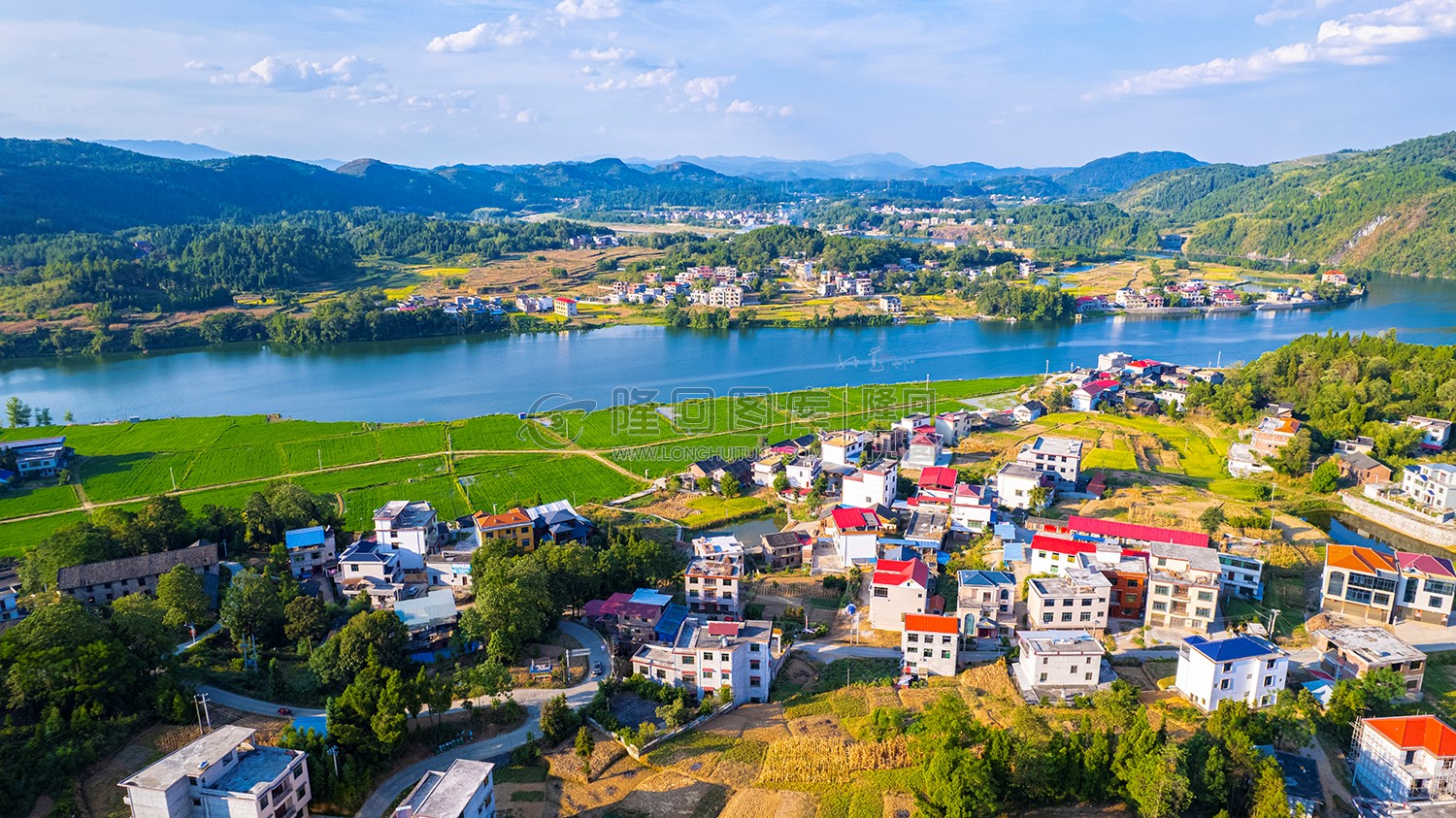 龙拱村对面为天子山村