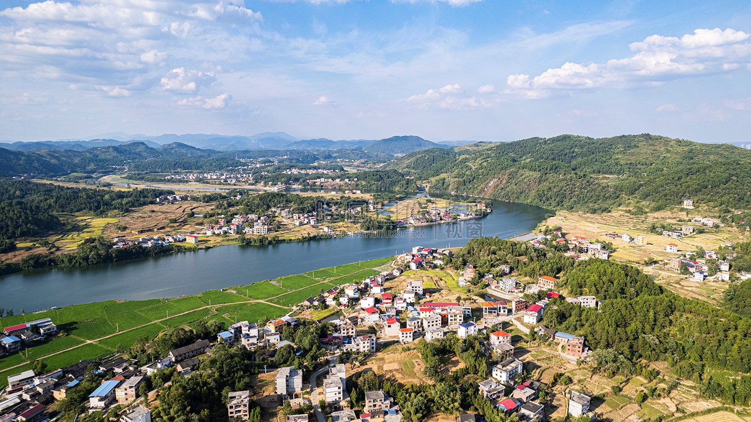 龙拱村对面为天子山村