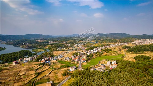 隆武公路穿过村庄