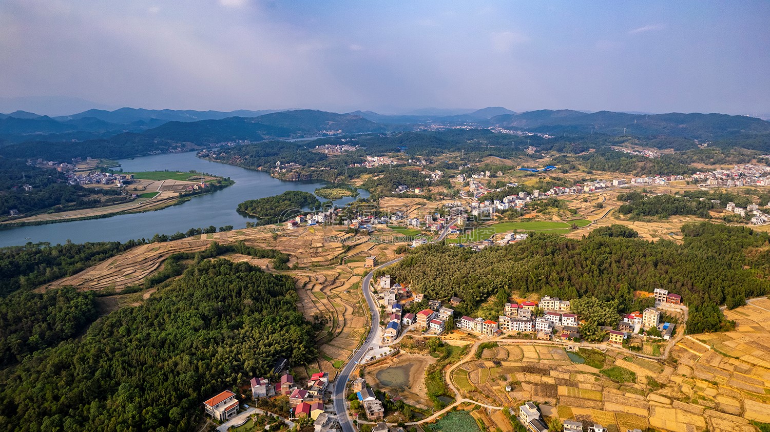 红星村与洞口石湾村交界处