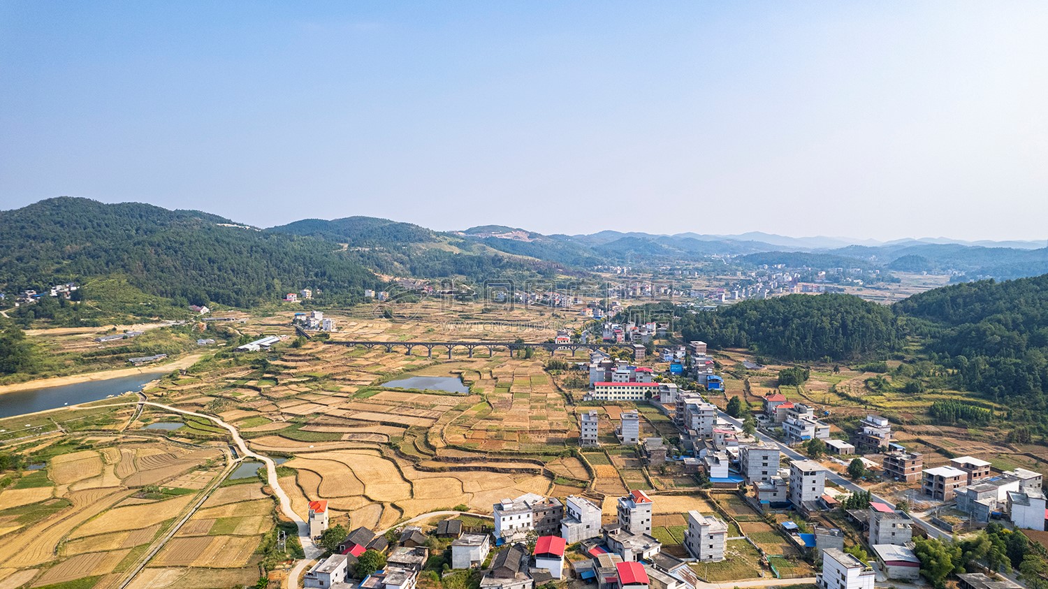 石岭村往西坪村方向