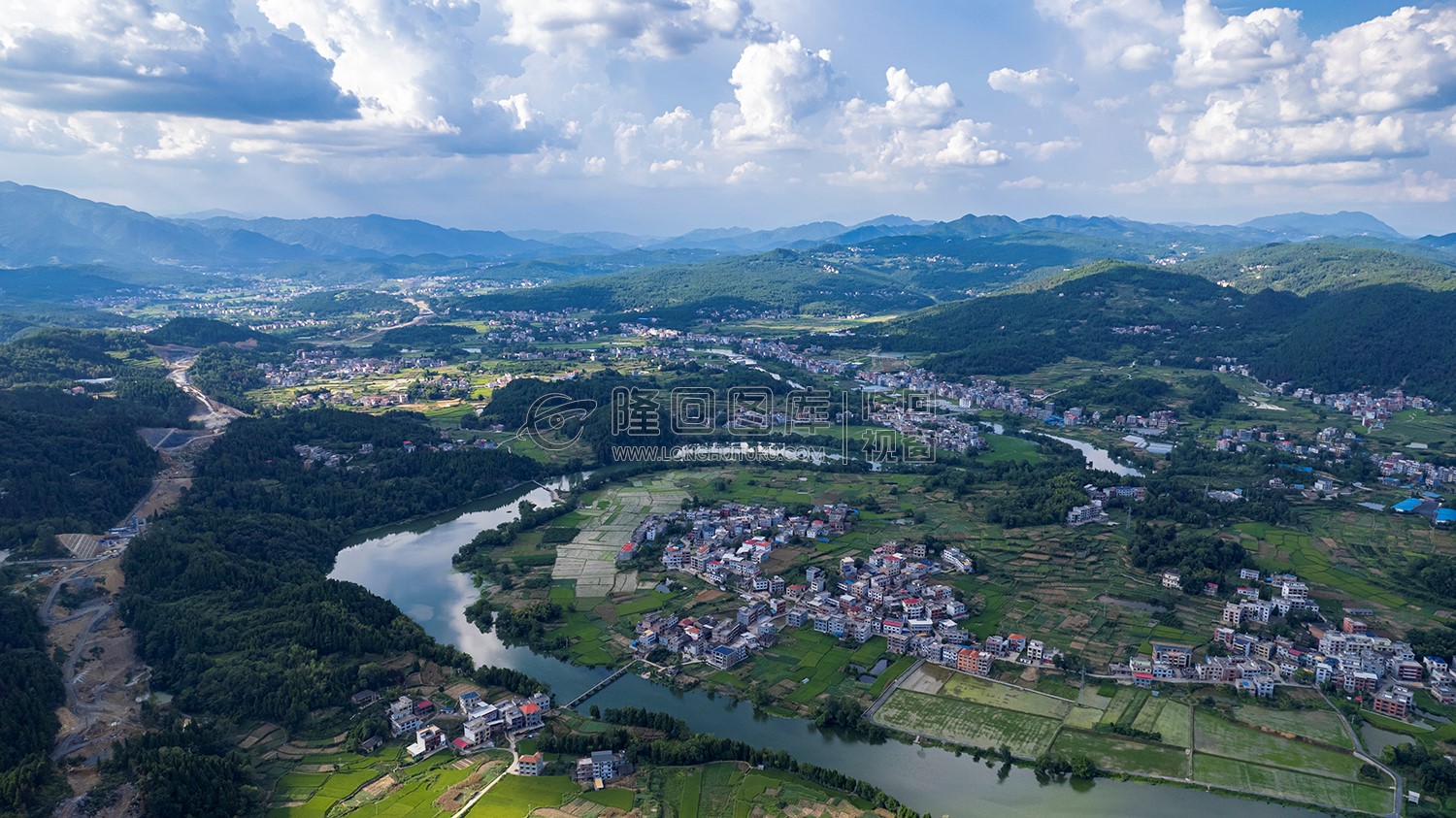 荷香桥镇，辰河水旁