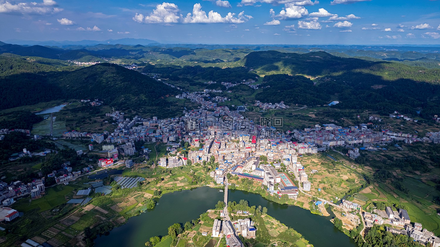 荷香桥镇，辰河水旁