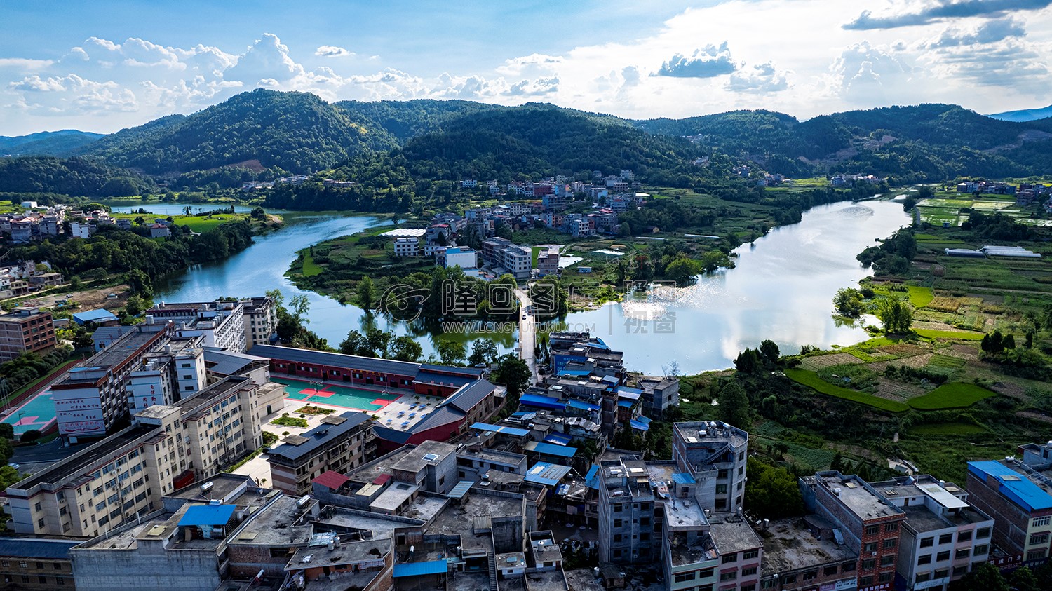 荷香桥镇，辰河水旁