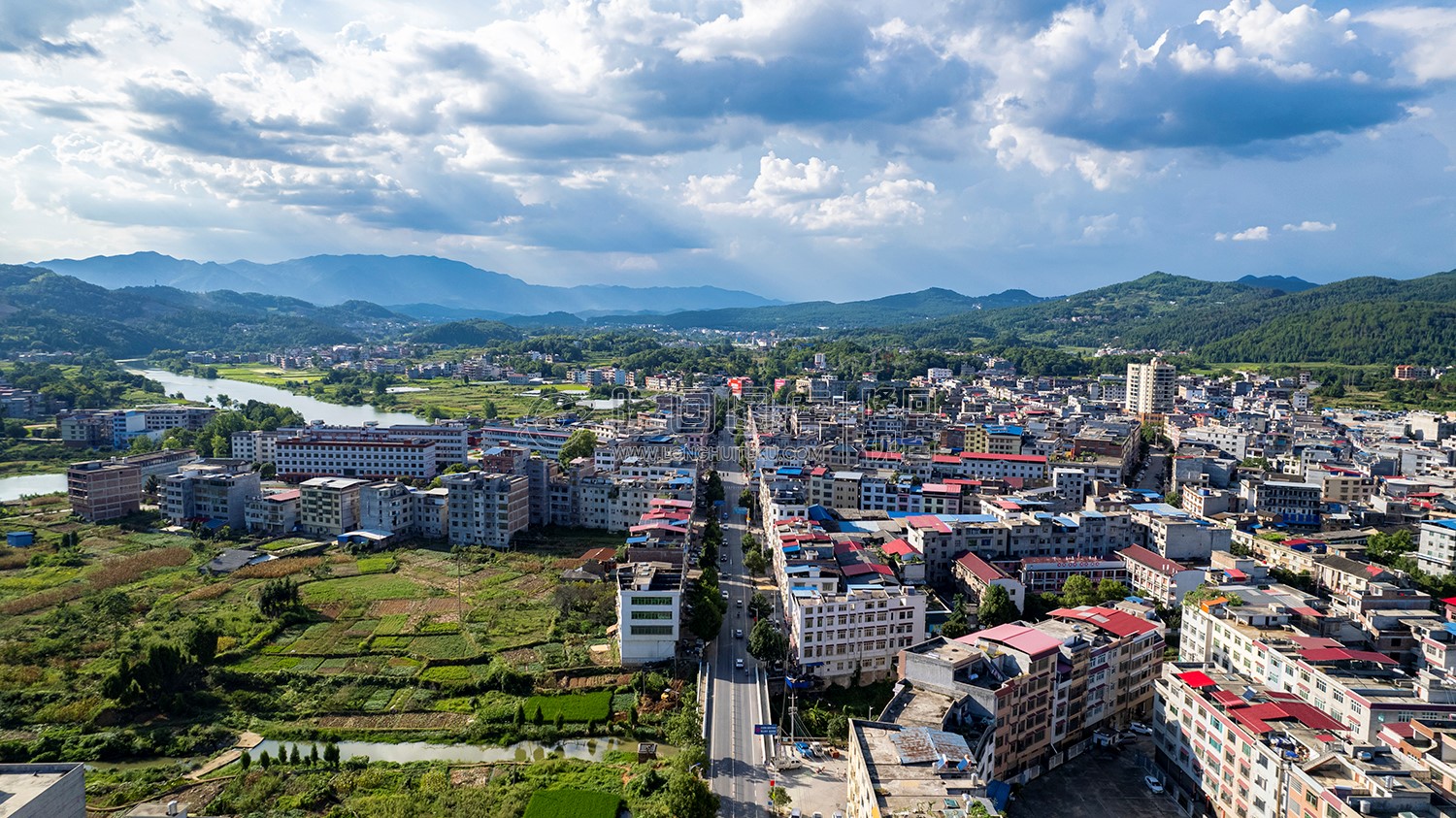 荷香桥镇，辰河水旁