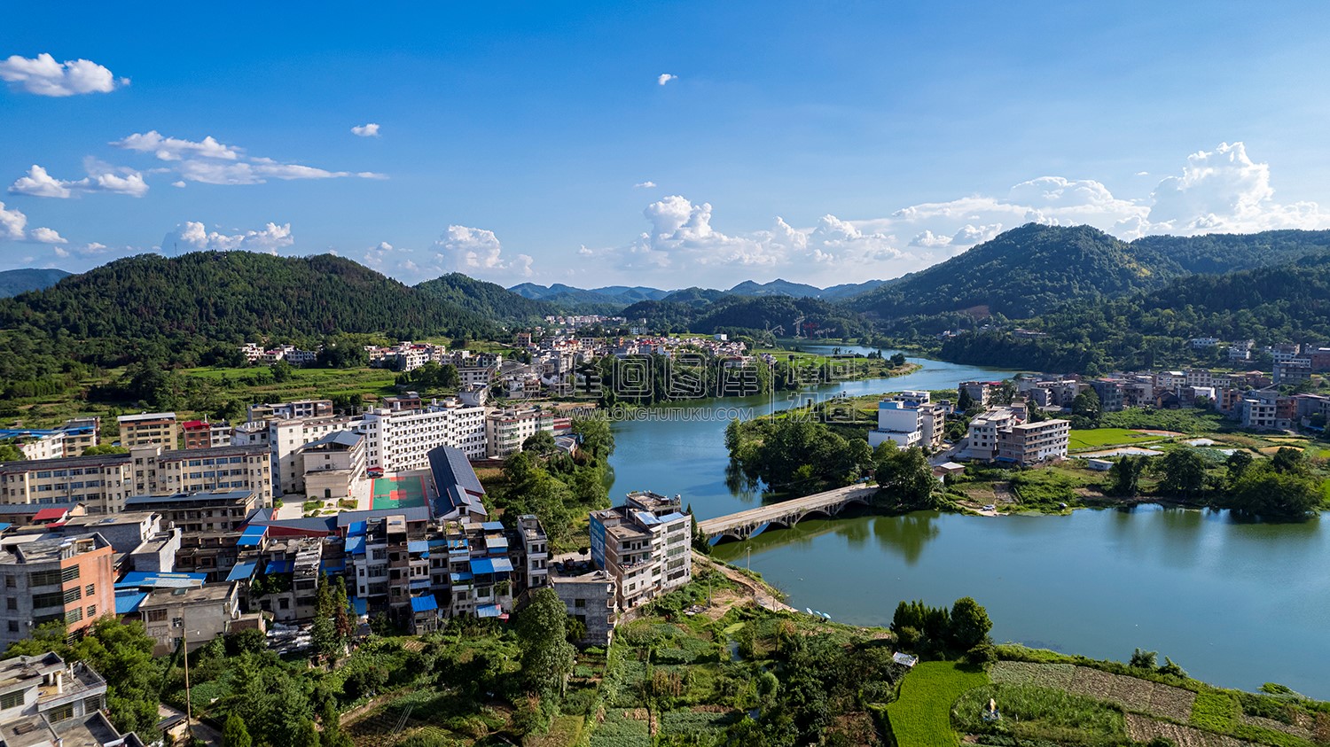 荷香桥镇，辰河水旁