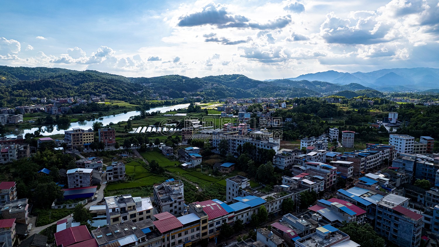 荷香桥镇，辰河水旁