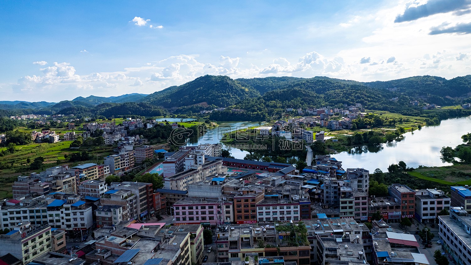 荷香桥镇，辰河水旁