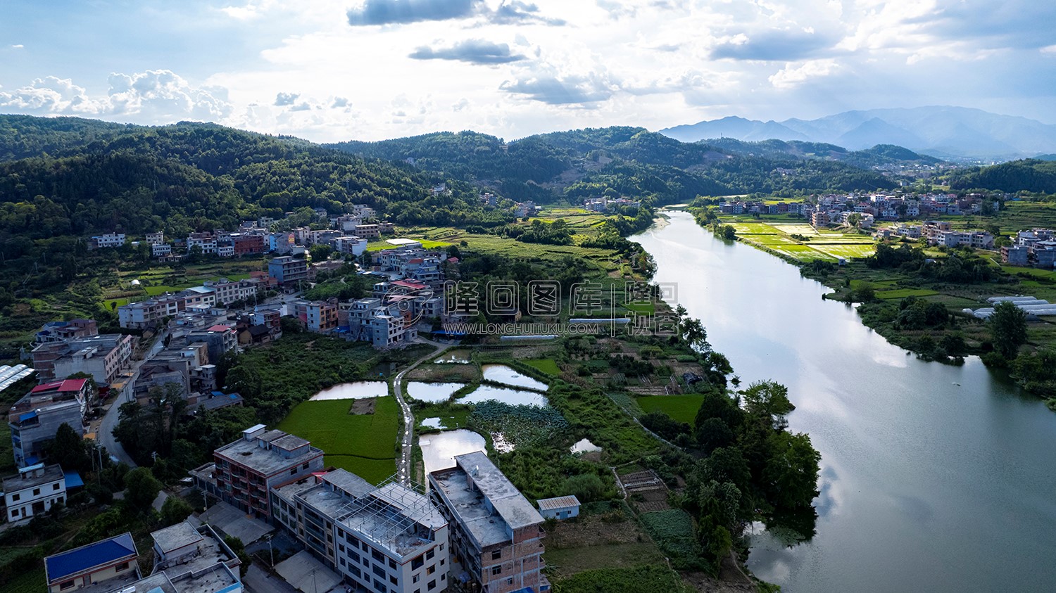 荷香桥镇，辰河水旁