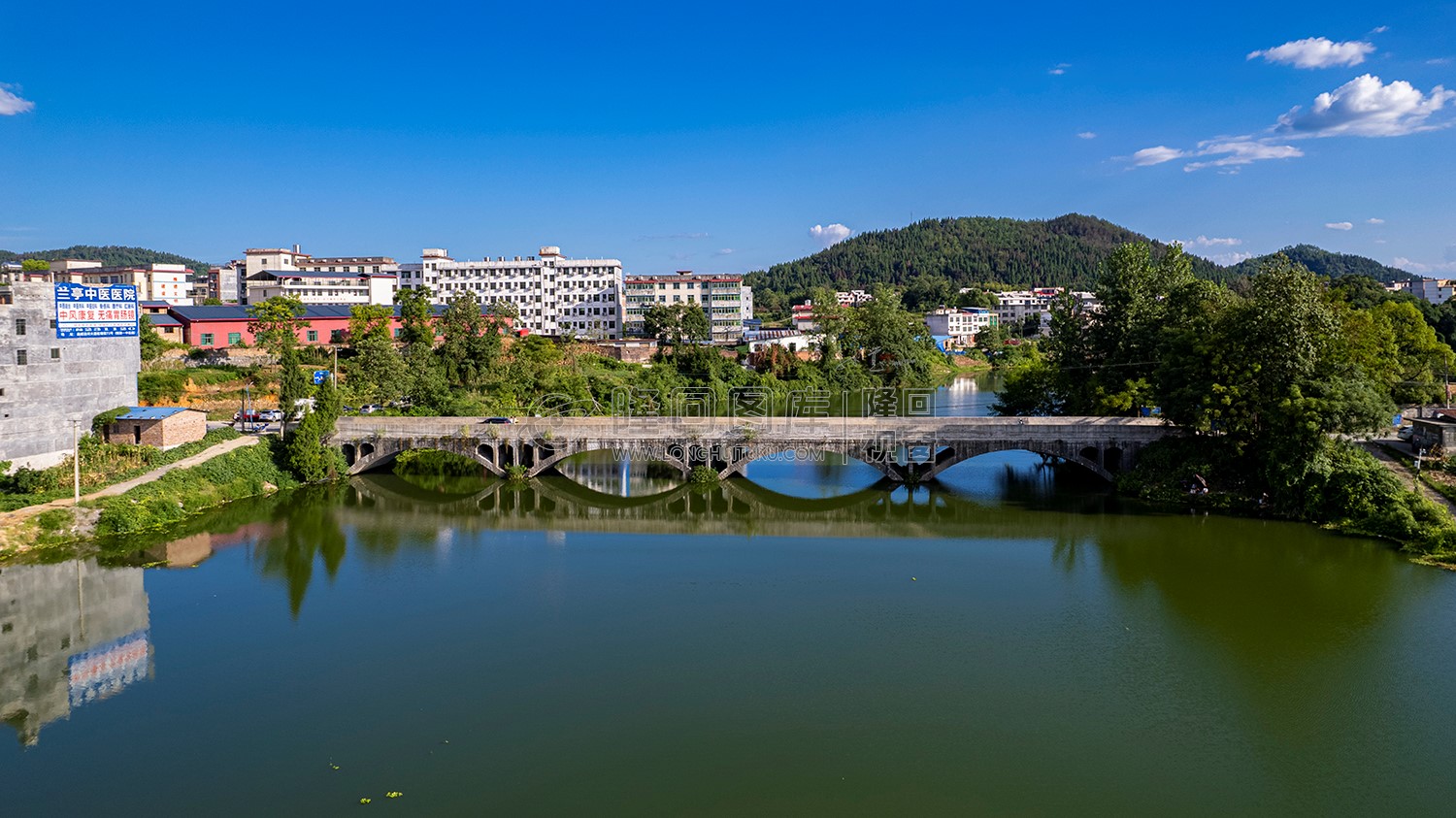 荷香桥镇，辰河水旁