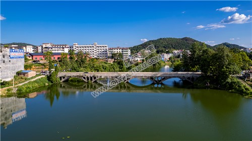 荷香桥镇，辰河水旁