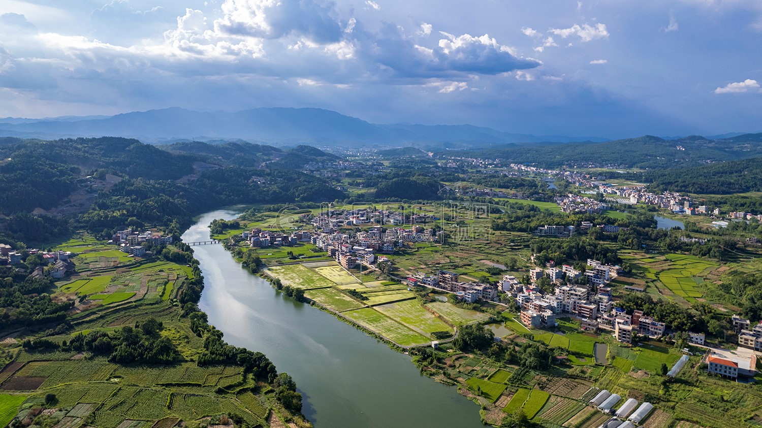 荷香桥镇，辰河水旁