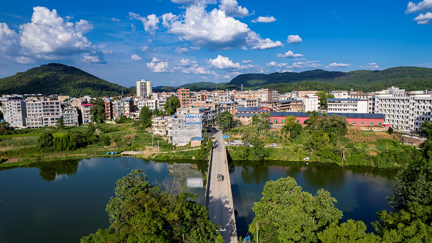 荷香桥镇，辰河水旁