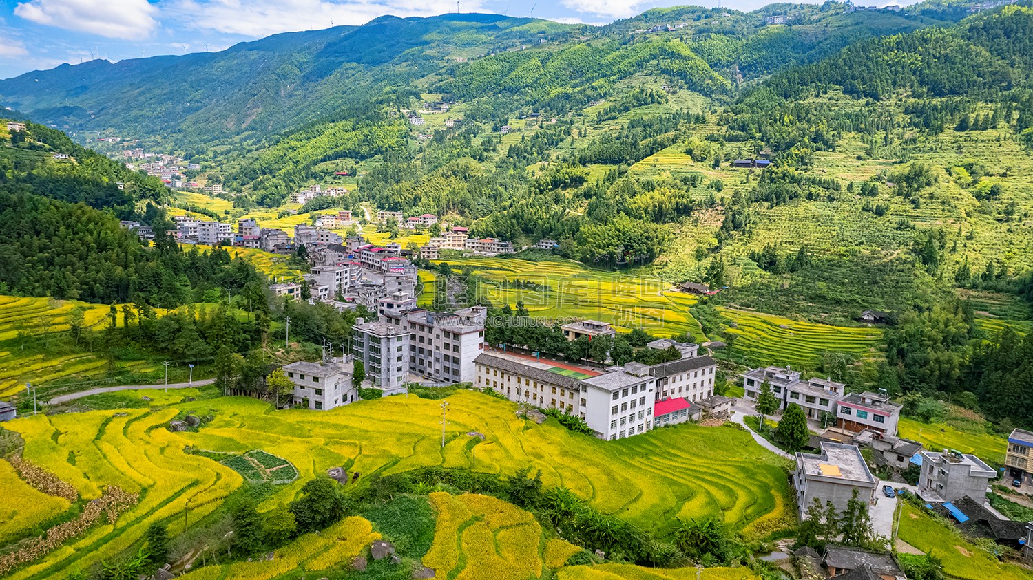 青山村,梯田风光优美