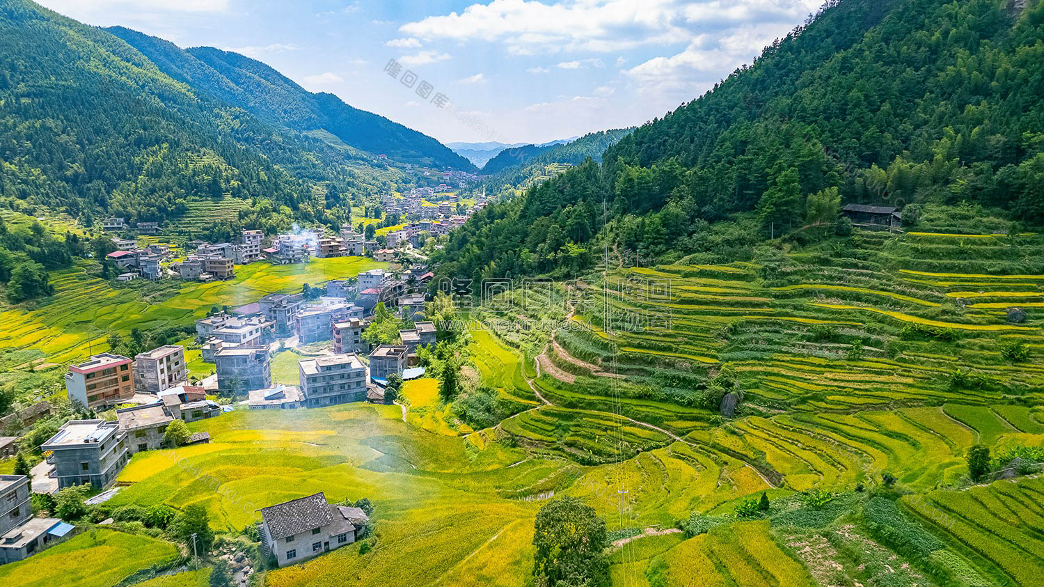 青山深处袅袅炊烟