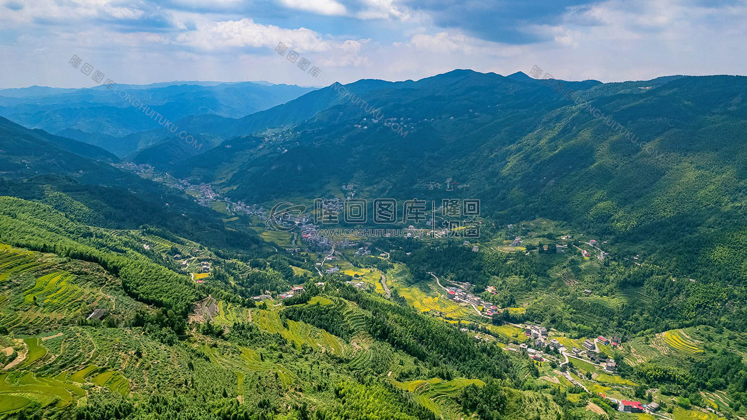 白马山俯瞰青山村