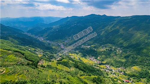 白马山俯瞰青山村