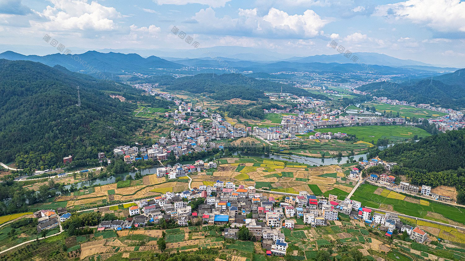 许家村方向看南岳庙镇