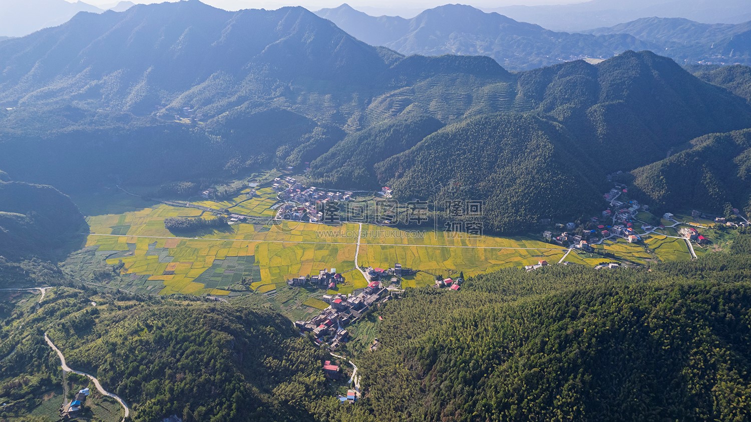 九龙山下白竹坪村