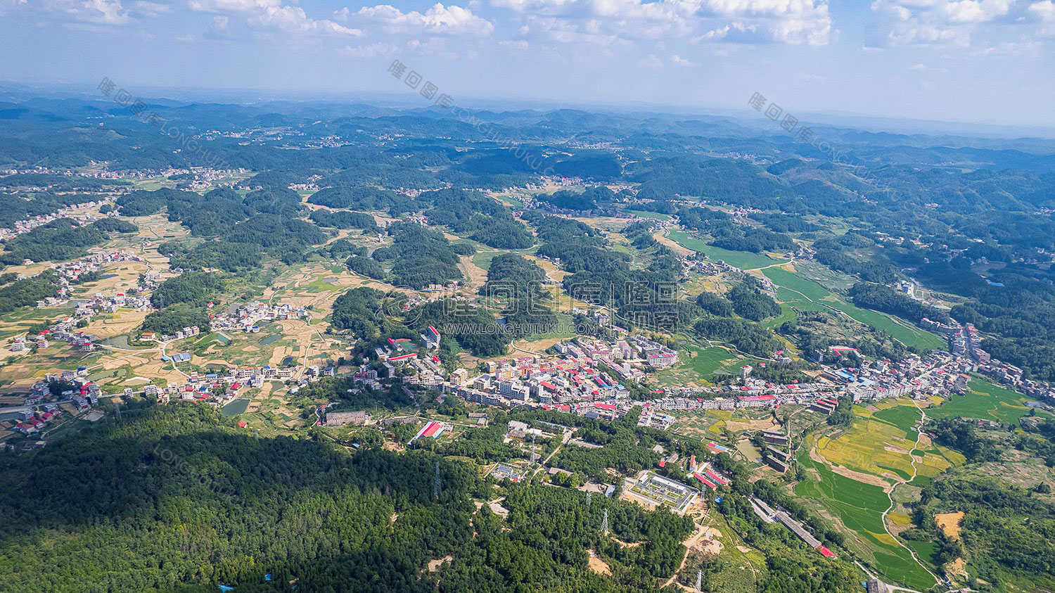 九龙山山脚下的岩口镇