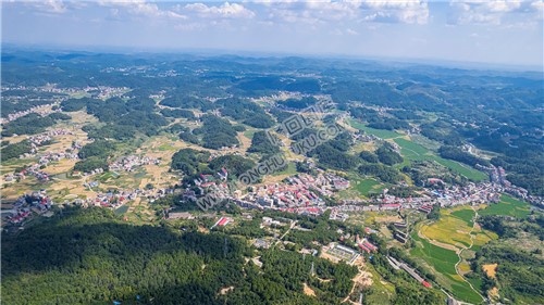 九龙山山脚下的岩口镇