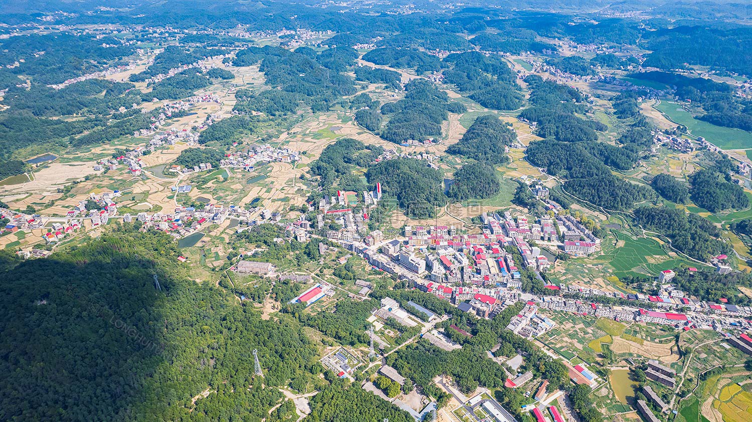 九龙山山脚下的岩口镇