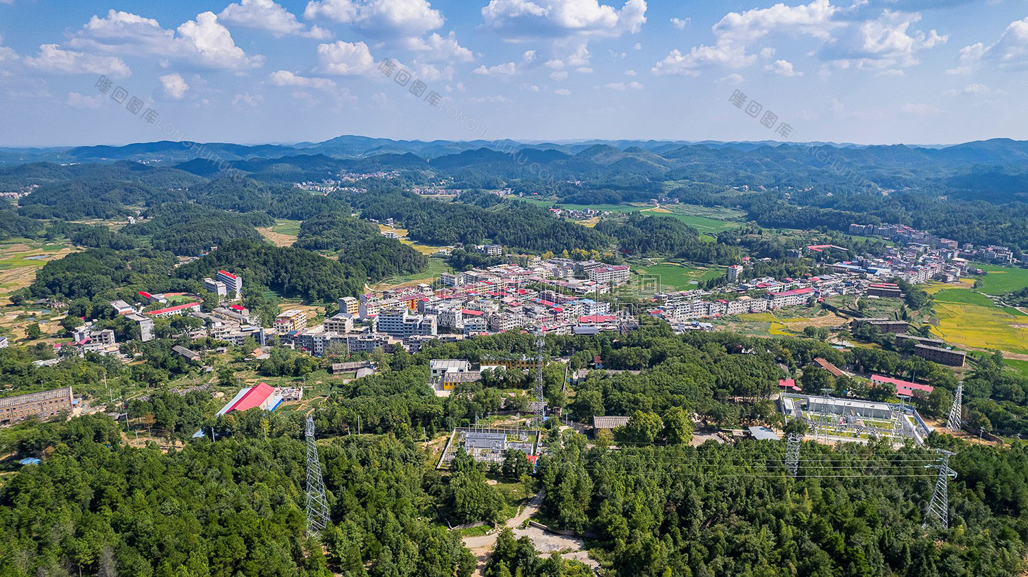 九龙山脚下的岩口镇