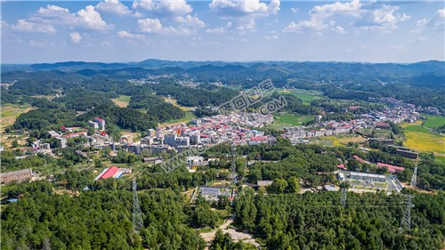 九龙山脚下的岩口镇