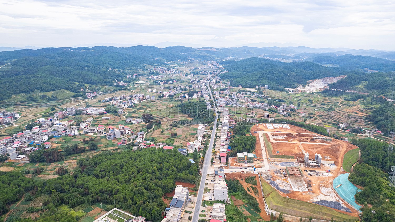 三阁司镇田坝村海螺水泥厂