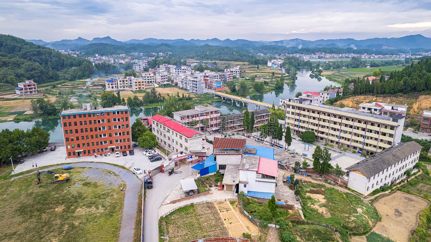 曾家坳中学-辰河旁边