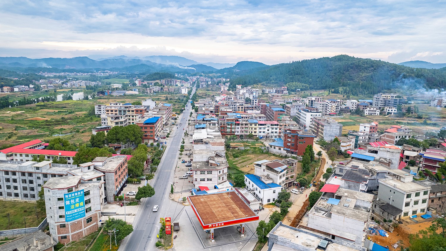 石门乡加油站路口