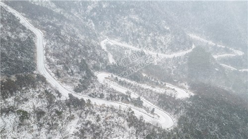 大东山蜿蜒山路雪景