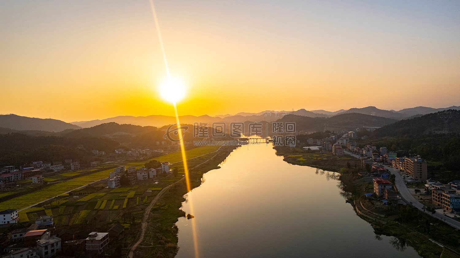 赧水河畔的沙坪村