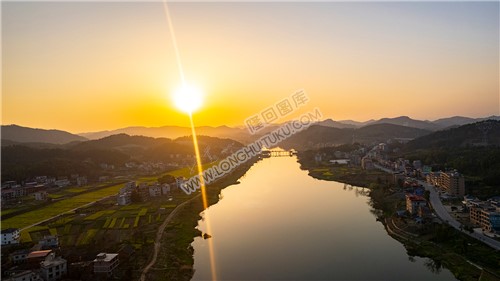 赧水河畔的沙坪村