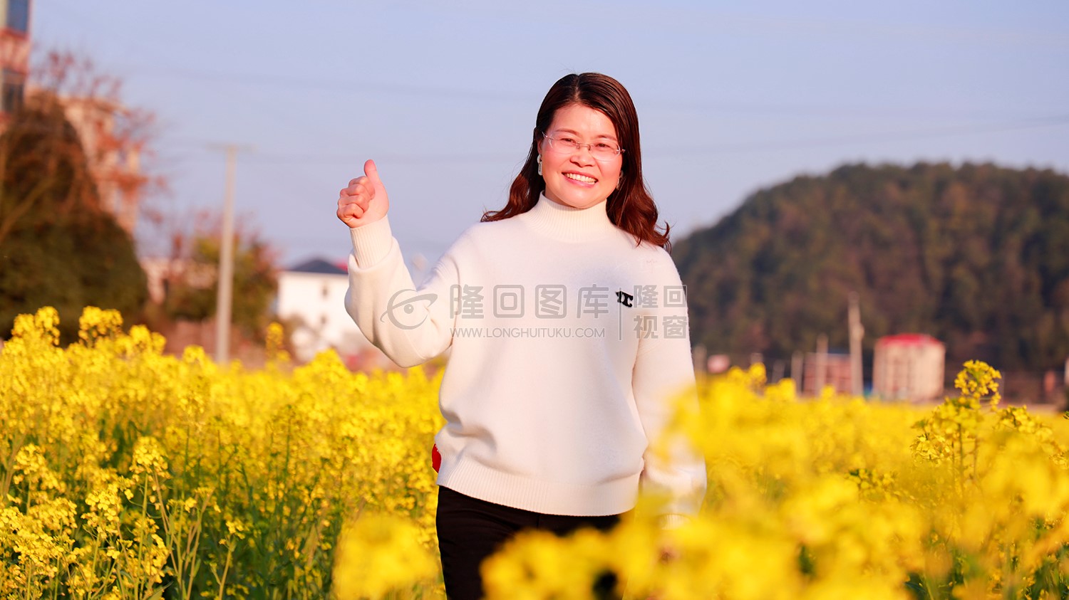 游客在油菜花中留影