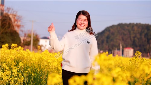 游客在油菜花中留影
