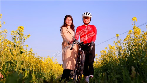 自行车爱好者在花中留影
