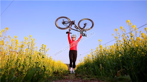 自行车爱好者在花中留影