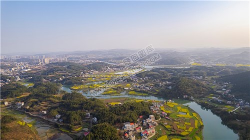 蜿蜒的辰河流入赧水