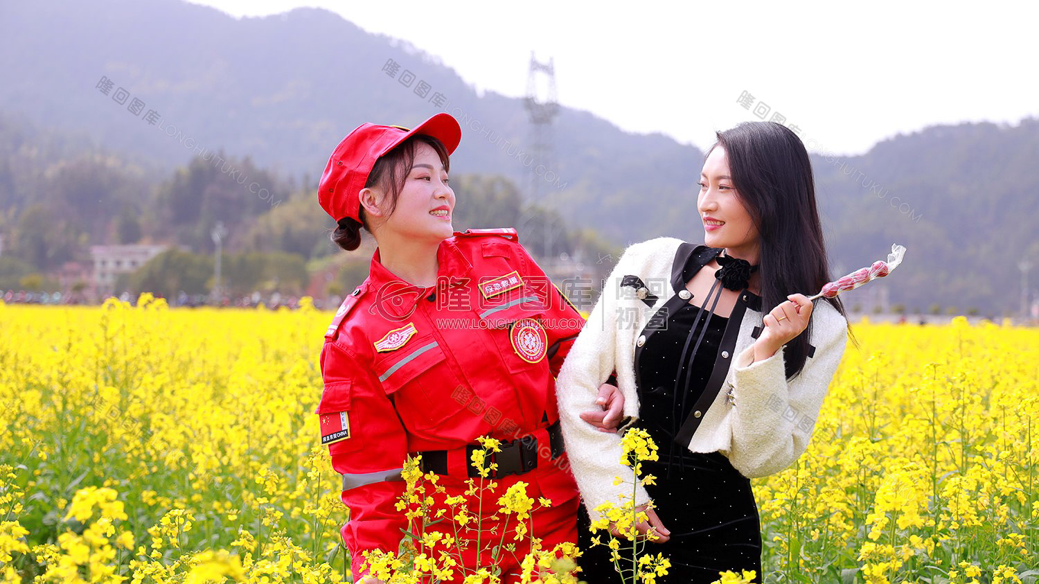 游客们在油菜花中拍照