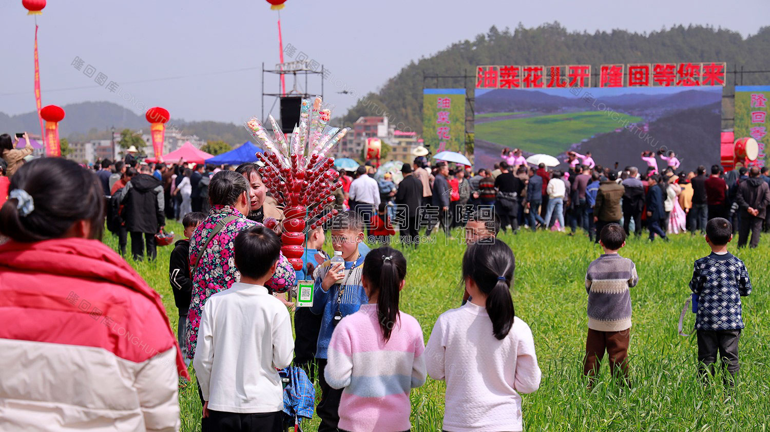 小朋友们在买冰糖葫芦