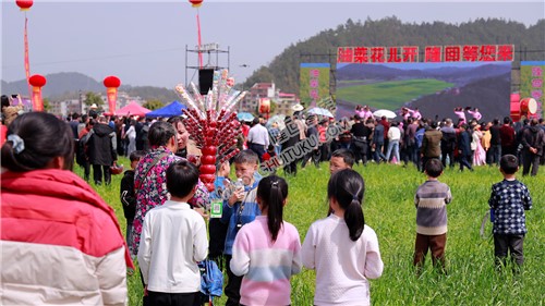 小朋友们在买冰糖葫芦