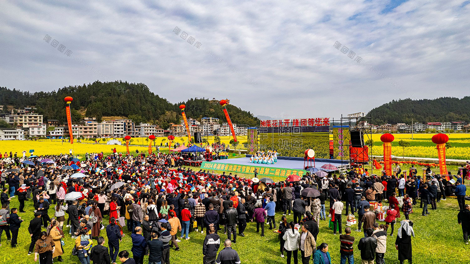 隆回油菜花节现场观众们