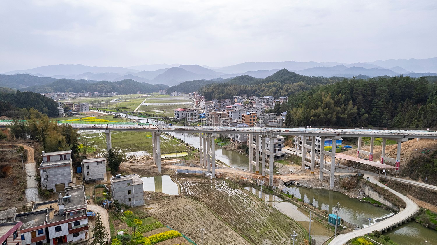 雷锋村上的高架桥