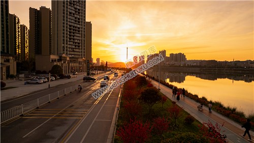 市民在彩虹跑道散步赏花